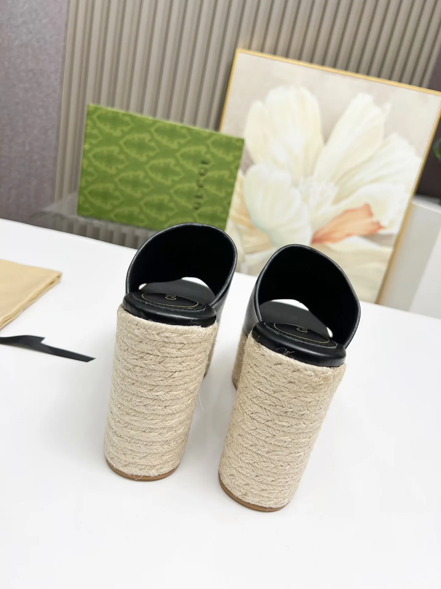 👟👟Ex-factory price 460👟👟 Gucci's new slippers, fashionable, high-end and full of personality✅ Very stable, comfortable and durable for daily use, convenient and unique for daily matching, a must-have classic for summer, the upper is made of GUCCI brand stitching Fabric: cowhide Lining/foot pad: sheepskin Water platform height: 11cm Color: black, white, brown Code number: 35-42 (41 and 42 need to be customized) Packaging: Comes with cloth bag and card.